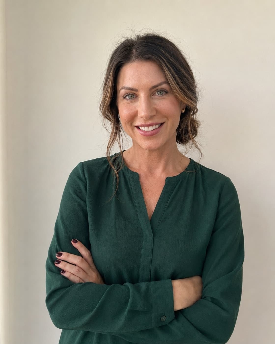Ana, a apresentadora da Grou, sorrindo de blusa verde
